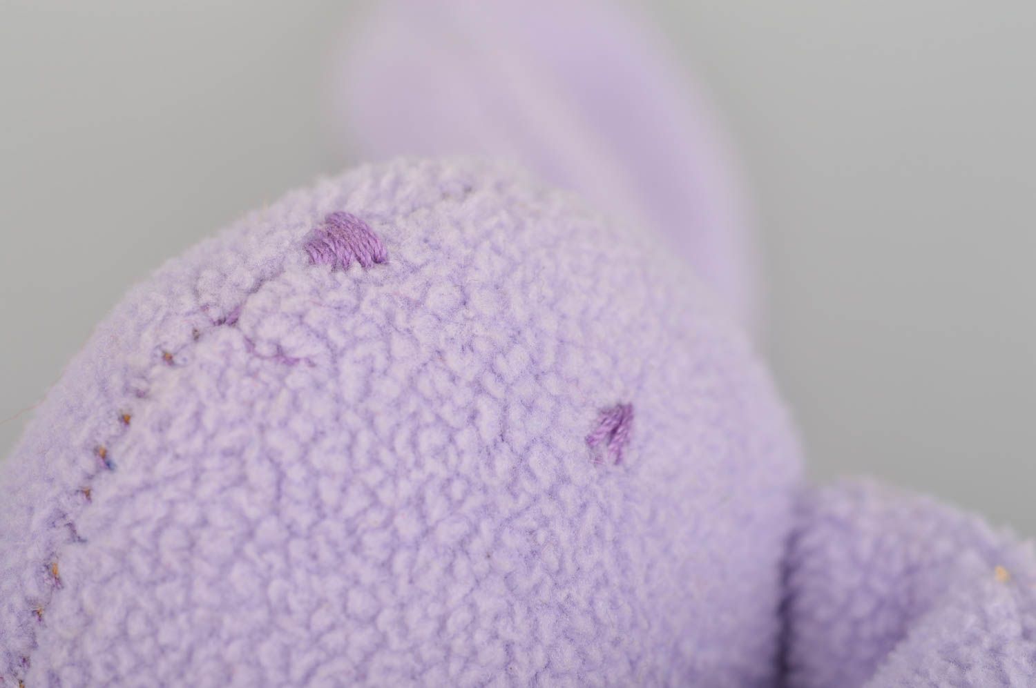 Doudou lièvre mauve fait main en tissu polaire avec anneau jouet pour bébés photo 4