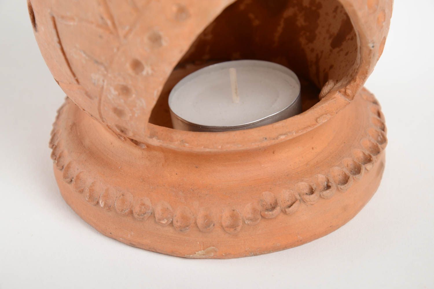 Глиняный подсвечник в форме яйца ручной работы покрытый воском красивый фото 5