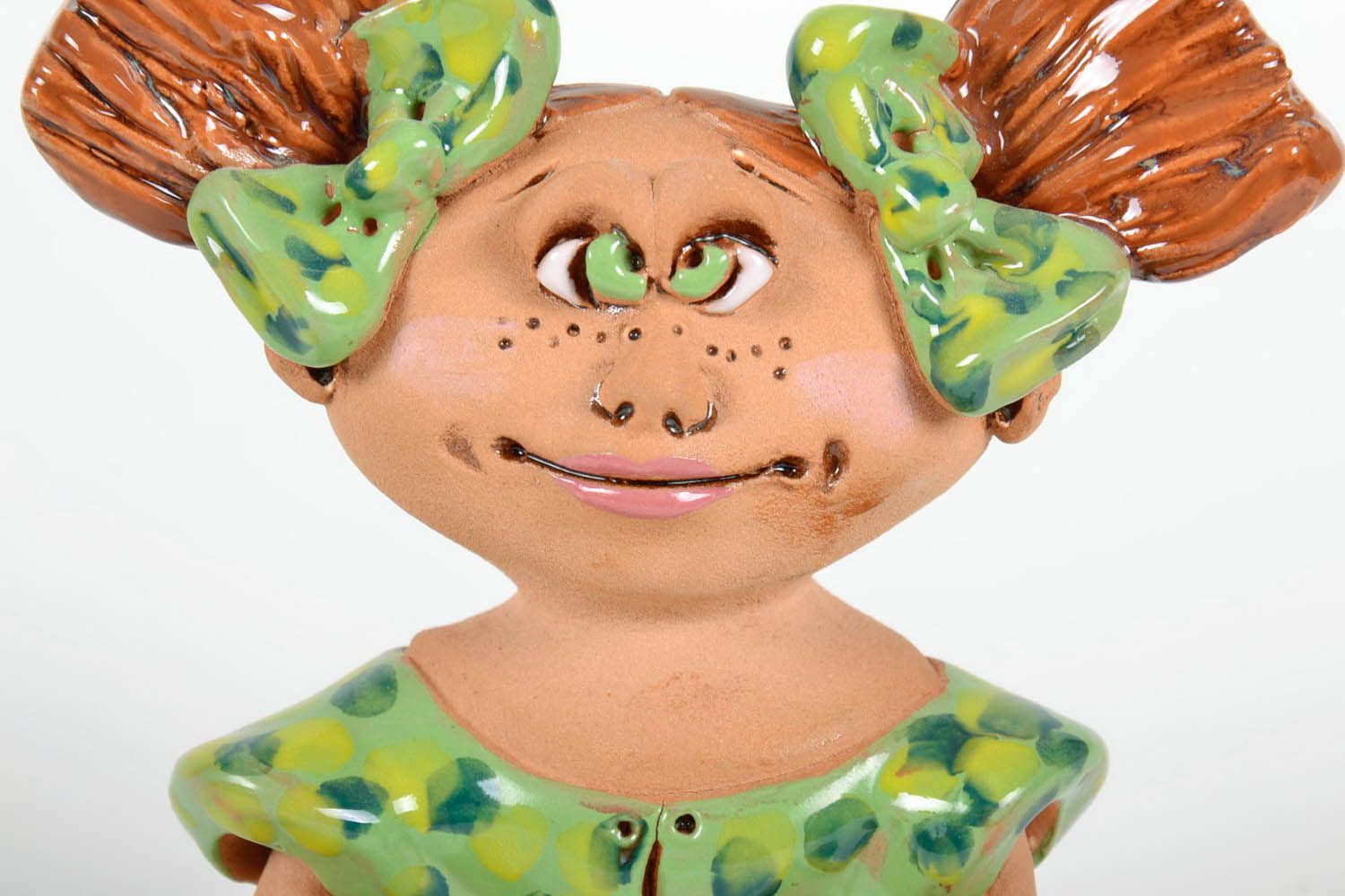 Керамическая статуэтка Девочка в зеленом платье фото 4