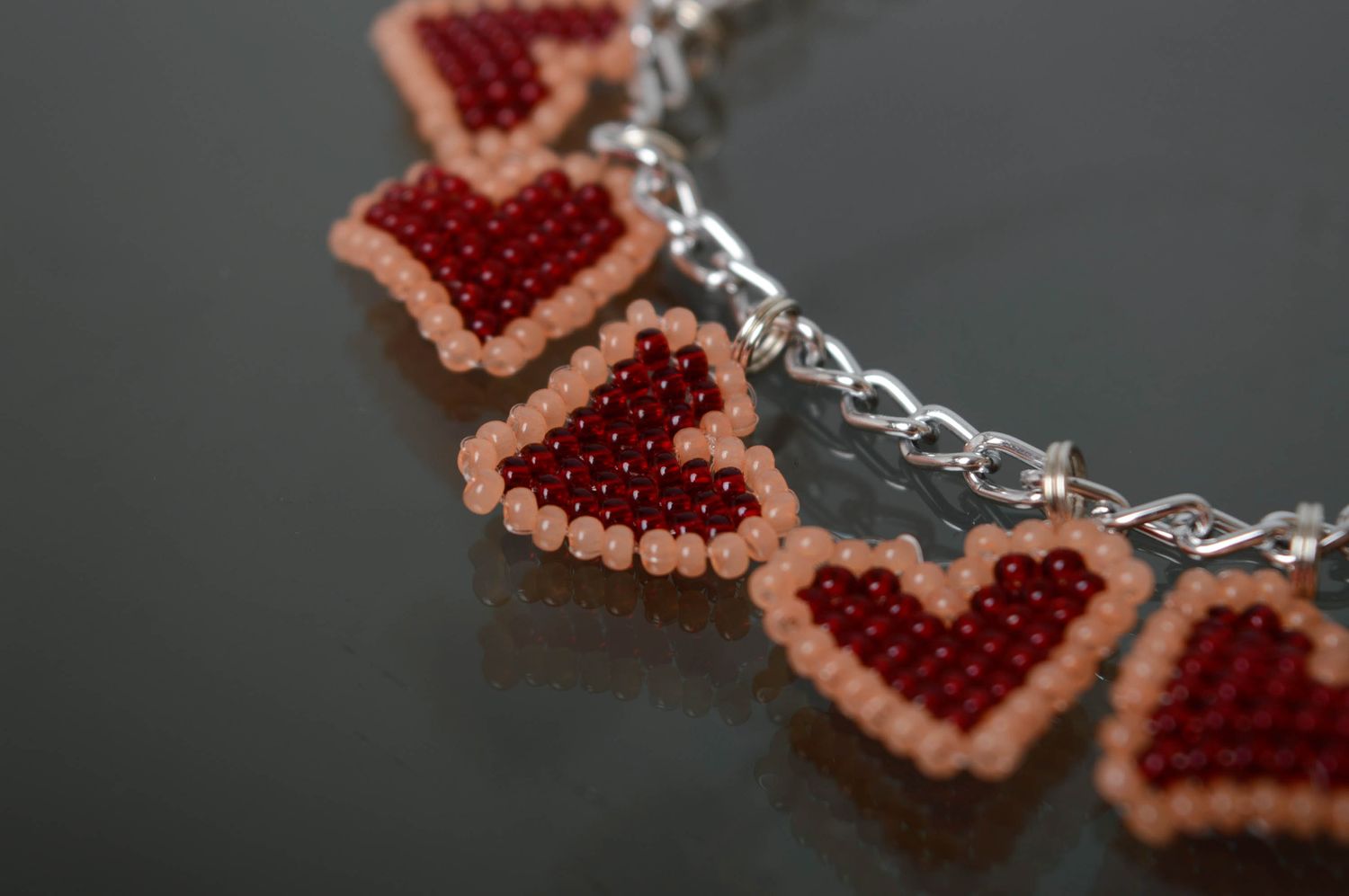 Bracelet avec breloques en perles de rocailles Coeurs  photo 4