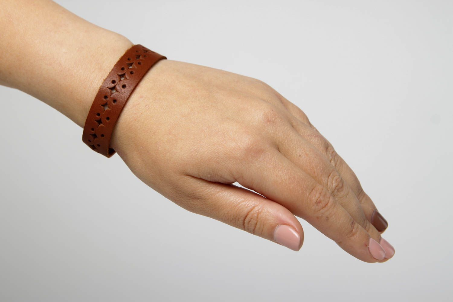 Ажурное авторское украшение браслет ручной работы браслет из кожи коричневый фото 2