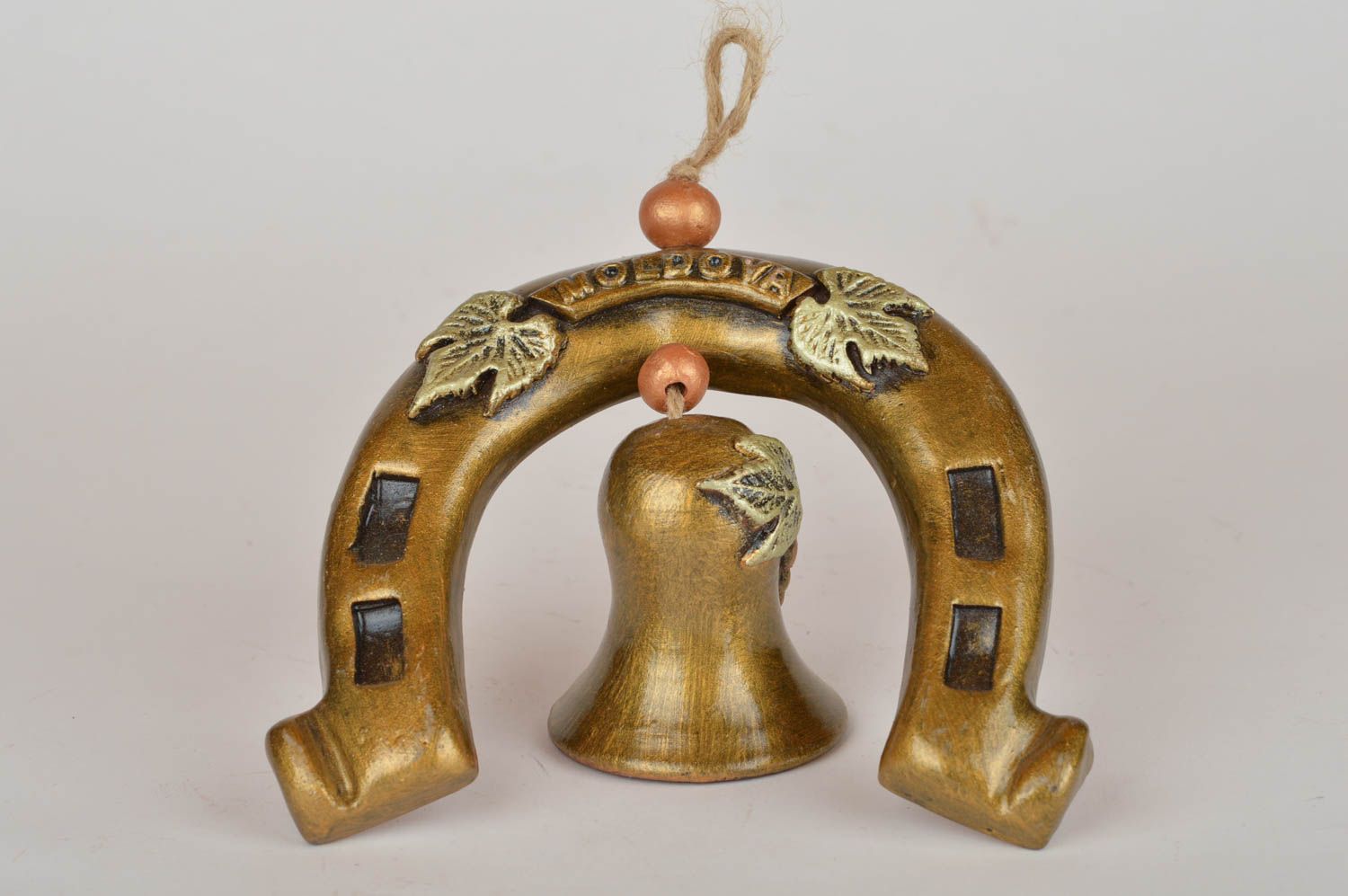 Керамическая подкова с колокольчиком из красной глины ручной работы на петельке фото 2