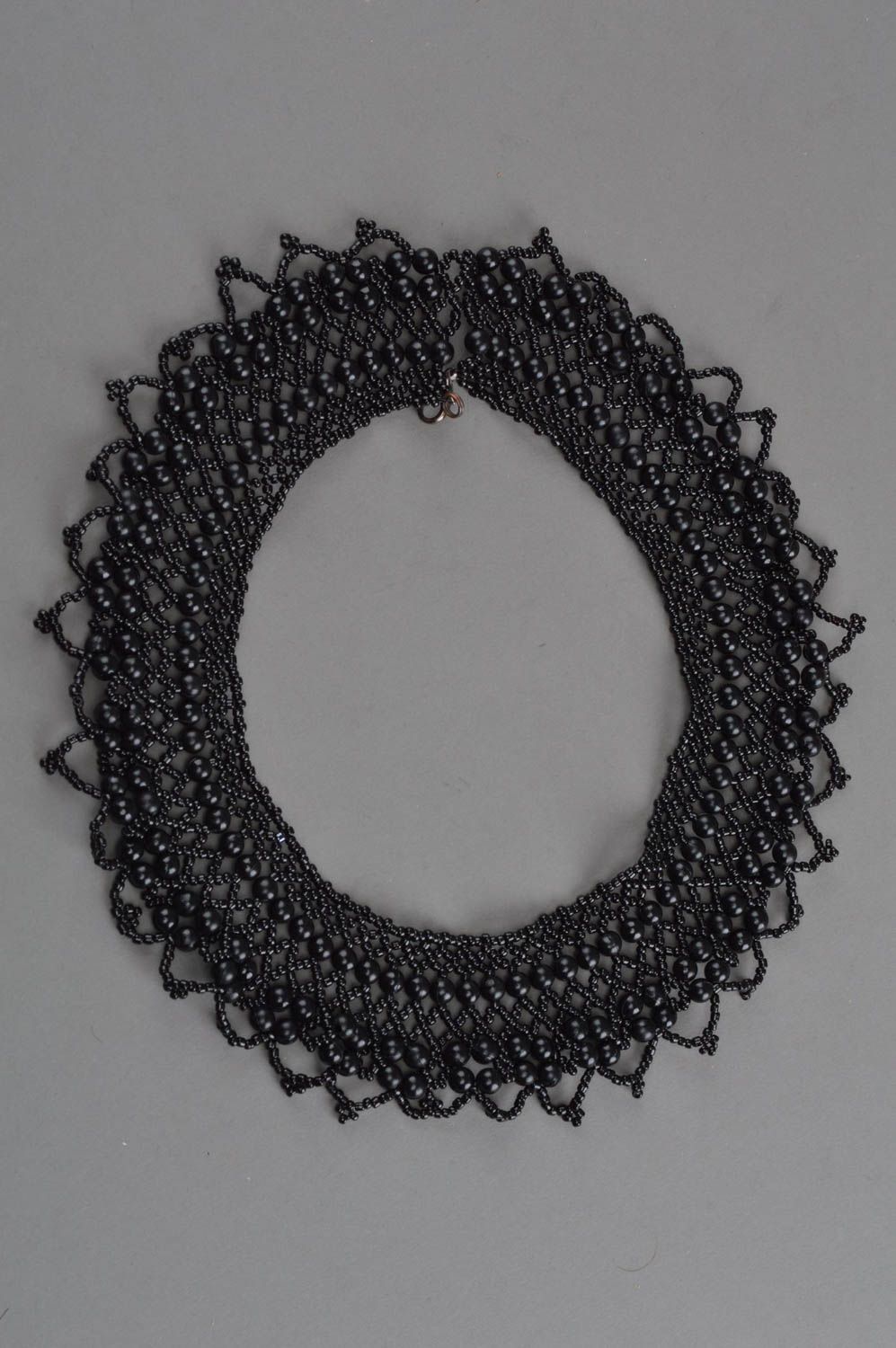 Ожерелье из бисера и бусин ручной работы черного цвета красивое ажурное  фото 3