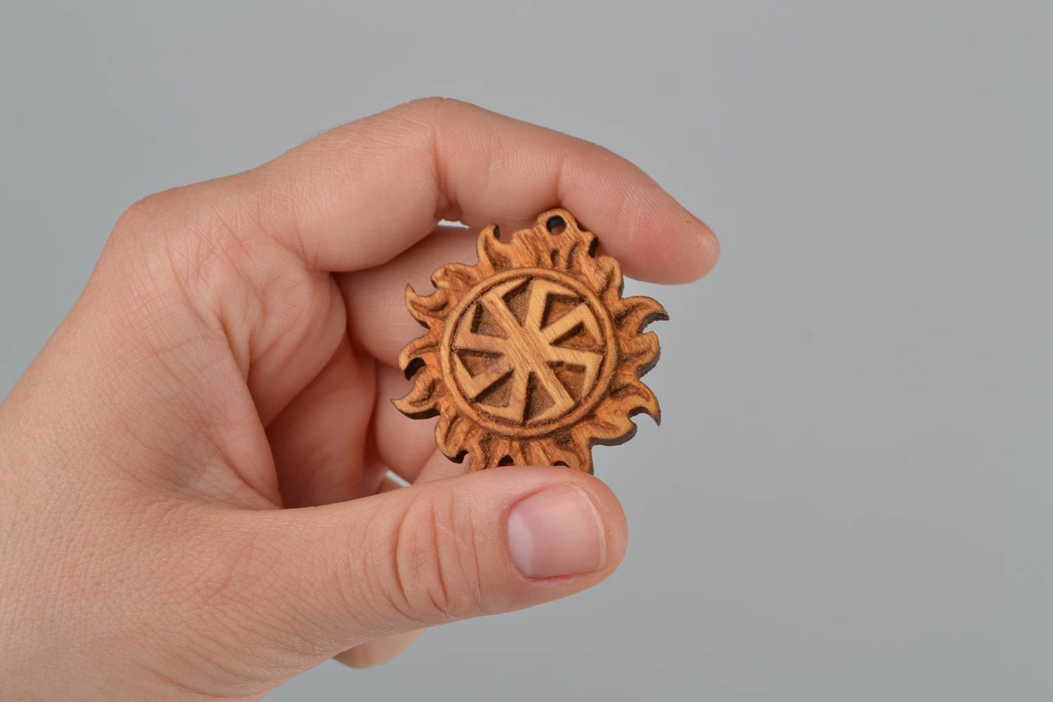 Slawischer künstlerischer Amulett Anhänger aus Holz Lada Kreuz handmade foto 2