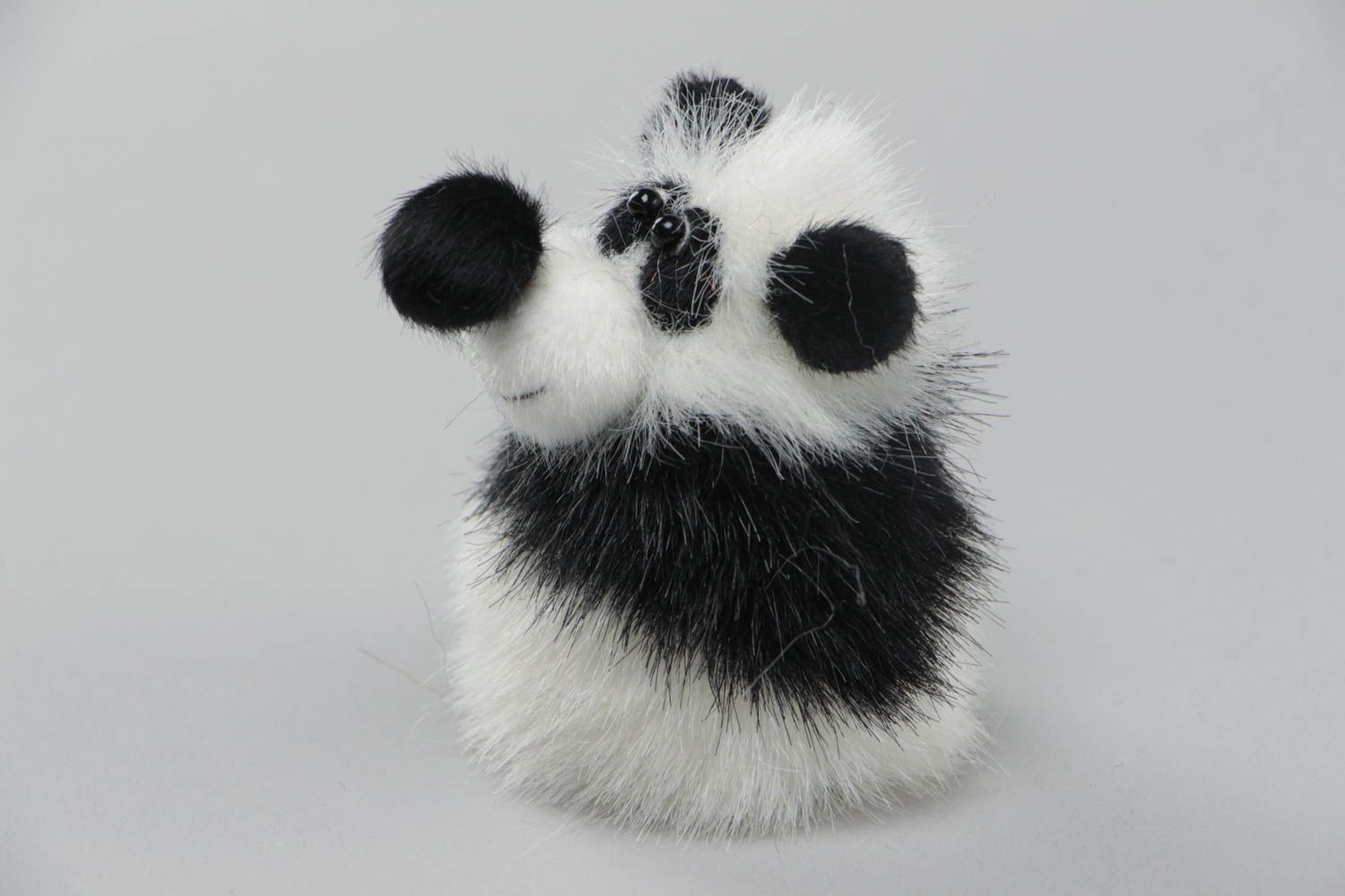 Игрушка на пальчик меховая в виде панды маленькая белая с черным ручная работа фото 2