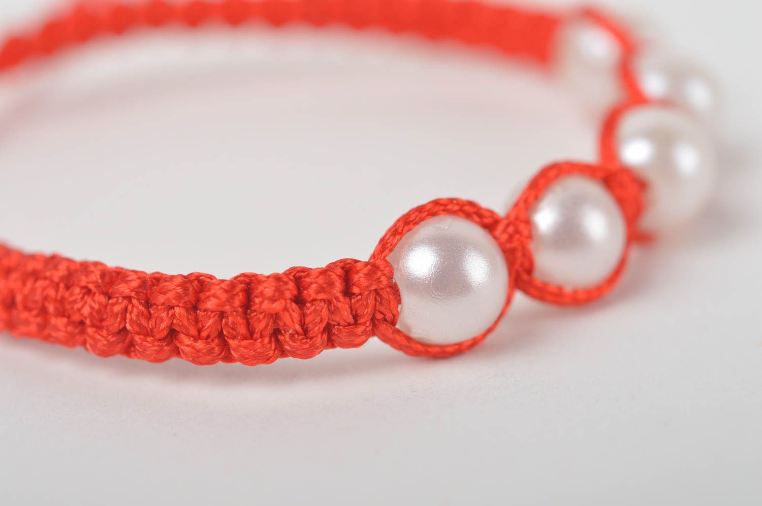 Bracelet tressé Bijou fait main rouge avec perles blanches Cadeau enfant photo 5