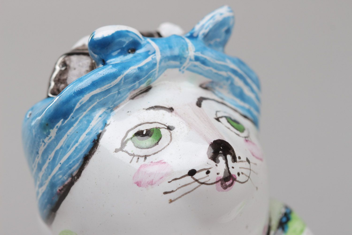 Petite figurine en céramique de chatte avec peinture faite main couverte d'émail photo 4