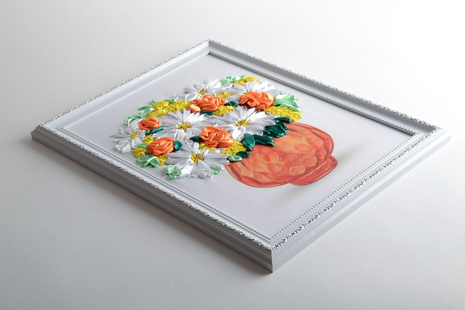 Originelles schönes Wandbild Blumen aus Atlasbändern im Rahmen handmade für Interieur foto 2