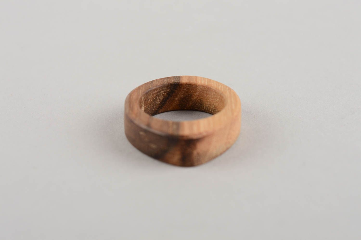 Runder handgemachter ungewöhnlicher stilvoller Damen Ring aus Holz in Braun foto 5