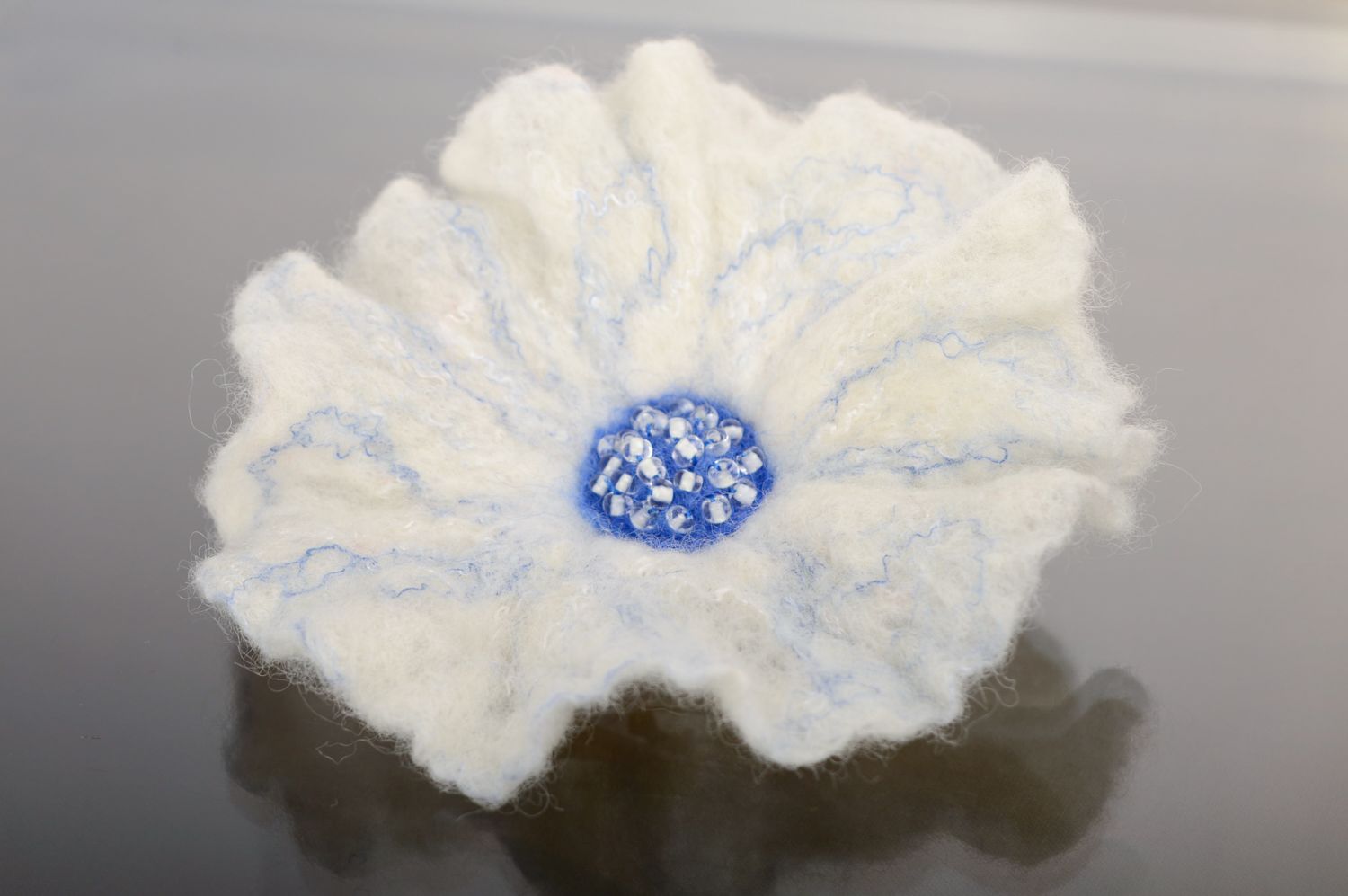 Broche en laine faite main technique de feutrage Fleur blanche photo 1