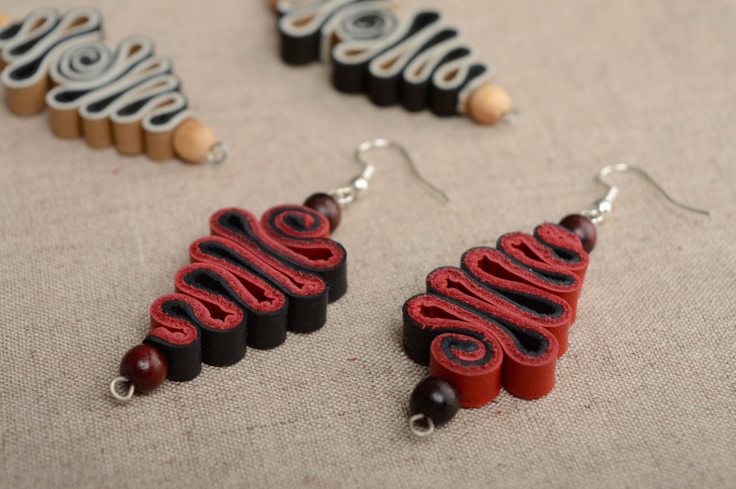 Longues boucles d'oreilles pendantes cuir rouges faites main avec perles en bois photo 5
