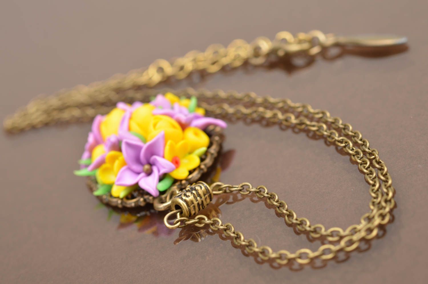 Colgante con flores de arcilla polimérica con cadena metálica artesanal  foto 5