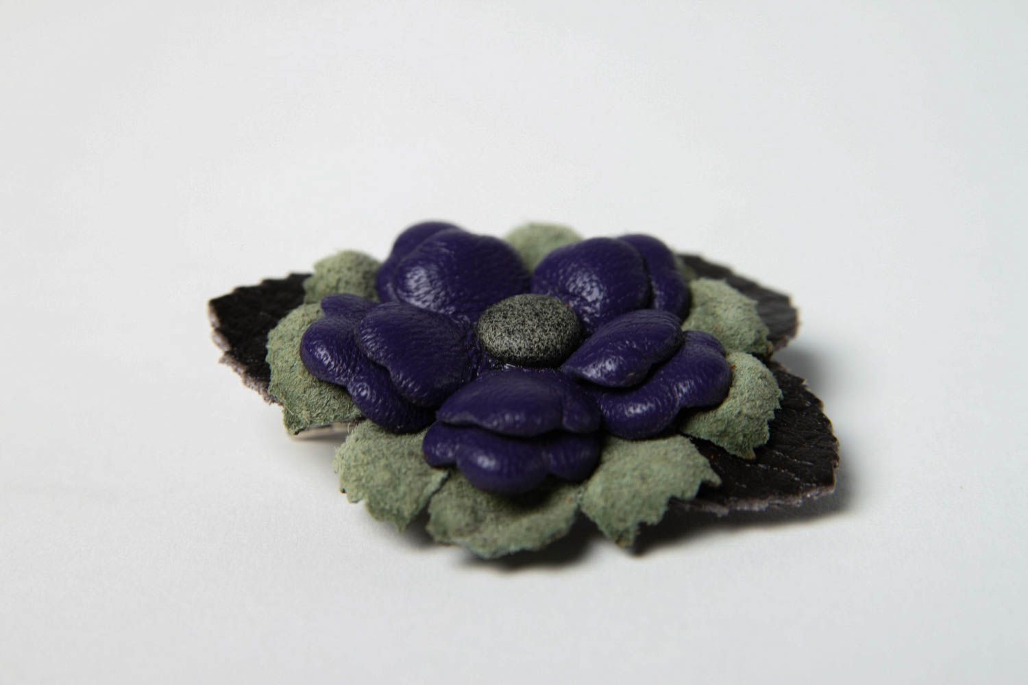 Spilla a forma di fiore fatta a mano fermaglio originale di cuoio naturale foto 4