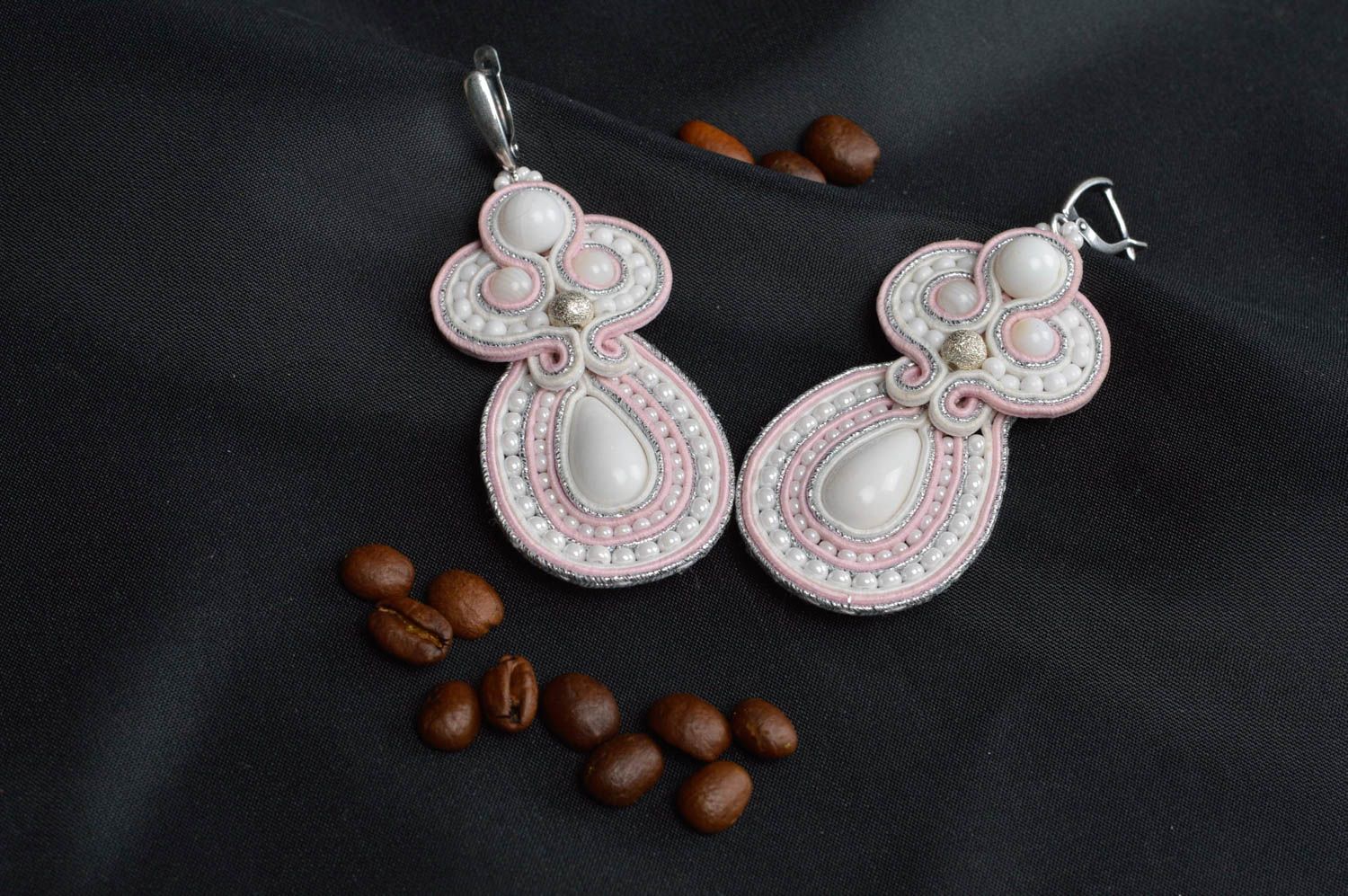 Boucles d'oreilles textiles blanc-rose soutache pendantes faites main Tendresse photo 1