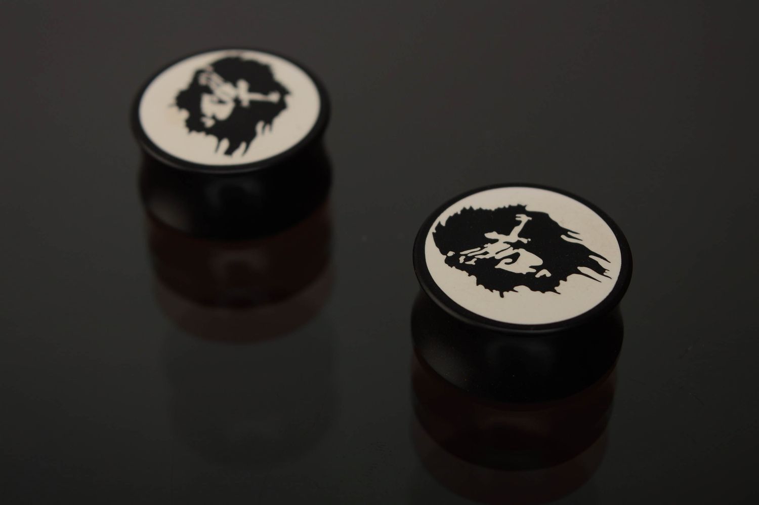 Black and white hard rubber ear plugs with engraving photo 1