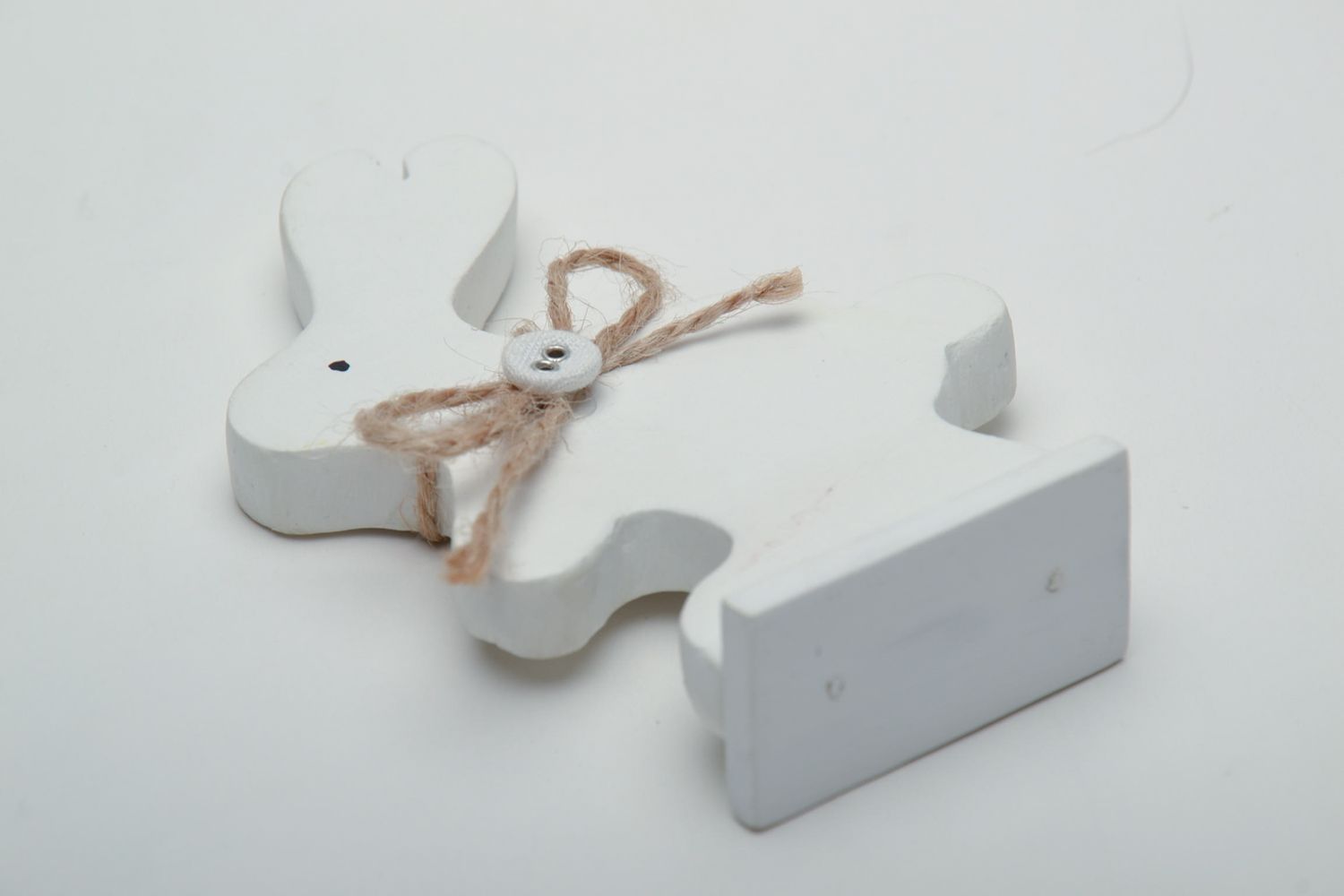 Figurine décorative Lièvre blanc en bois couleurs acryliques faite main photo 4