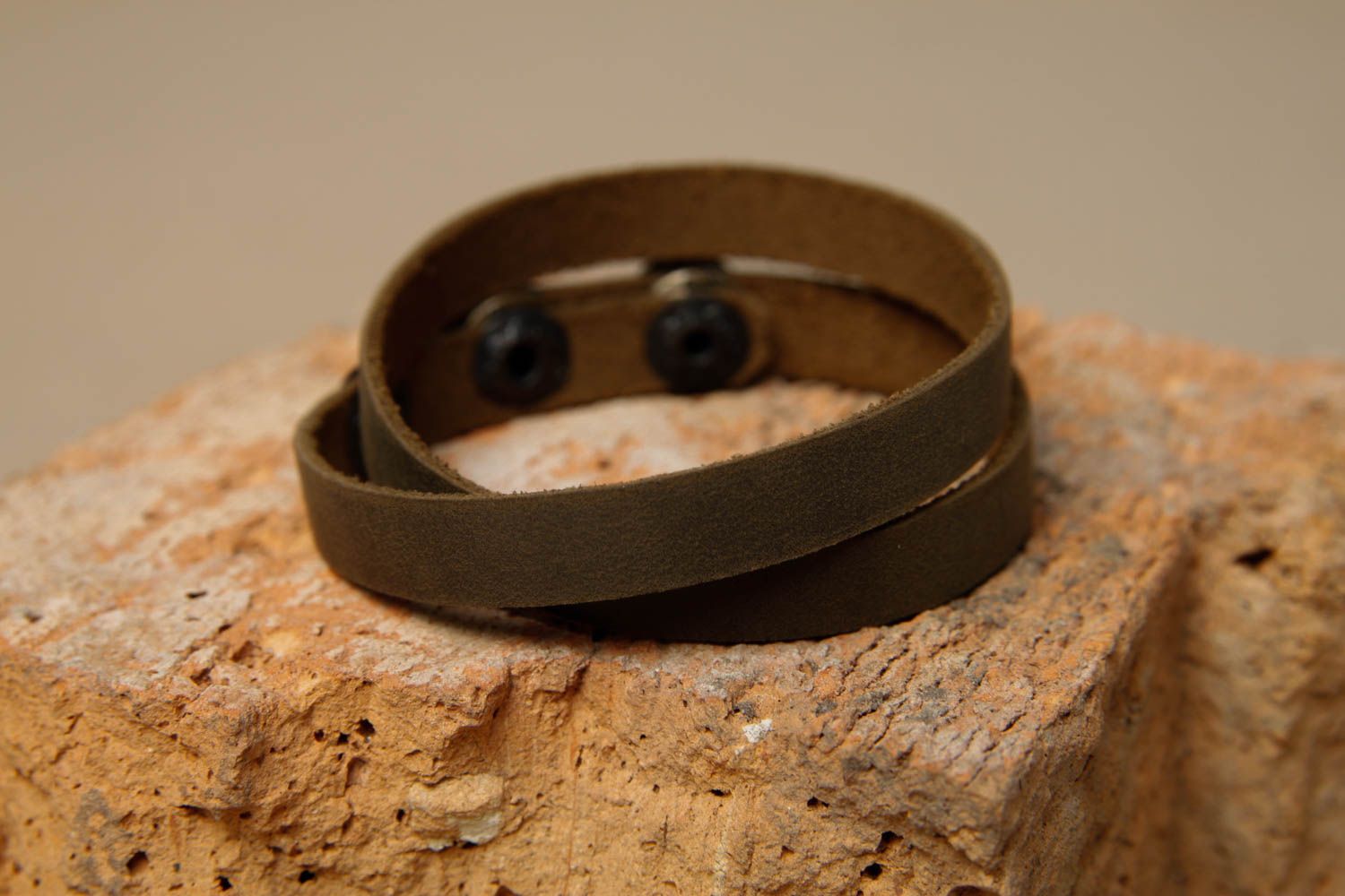 Bracelet cuir Bijou fait main brun boutons en métal Accessoire en cuir design photo 1