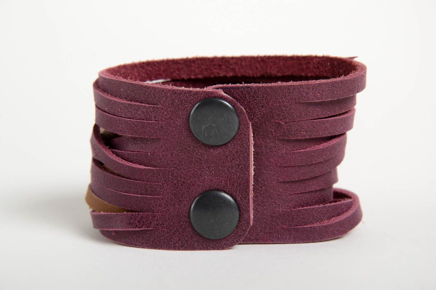 Широкий кожаный браслет ручной работы браслет на руку украшение из кожи лиловое фото 2