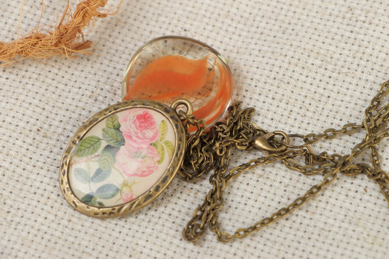 Pendentif ovale vintage à motif floral avec longue chaîne métallique fait main photo 1