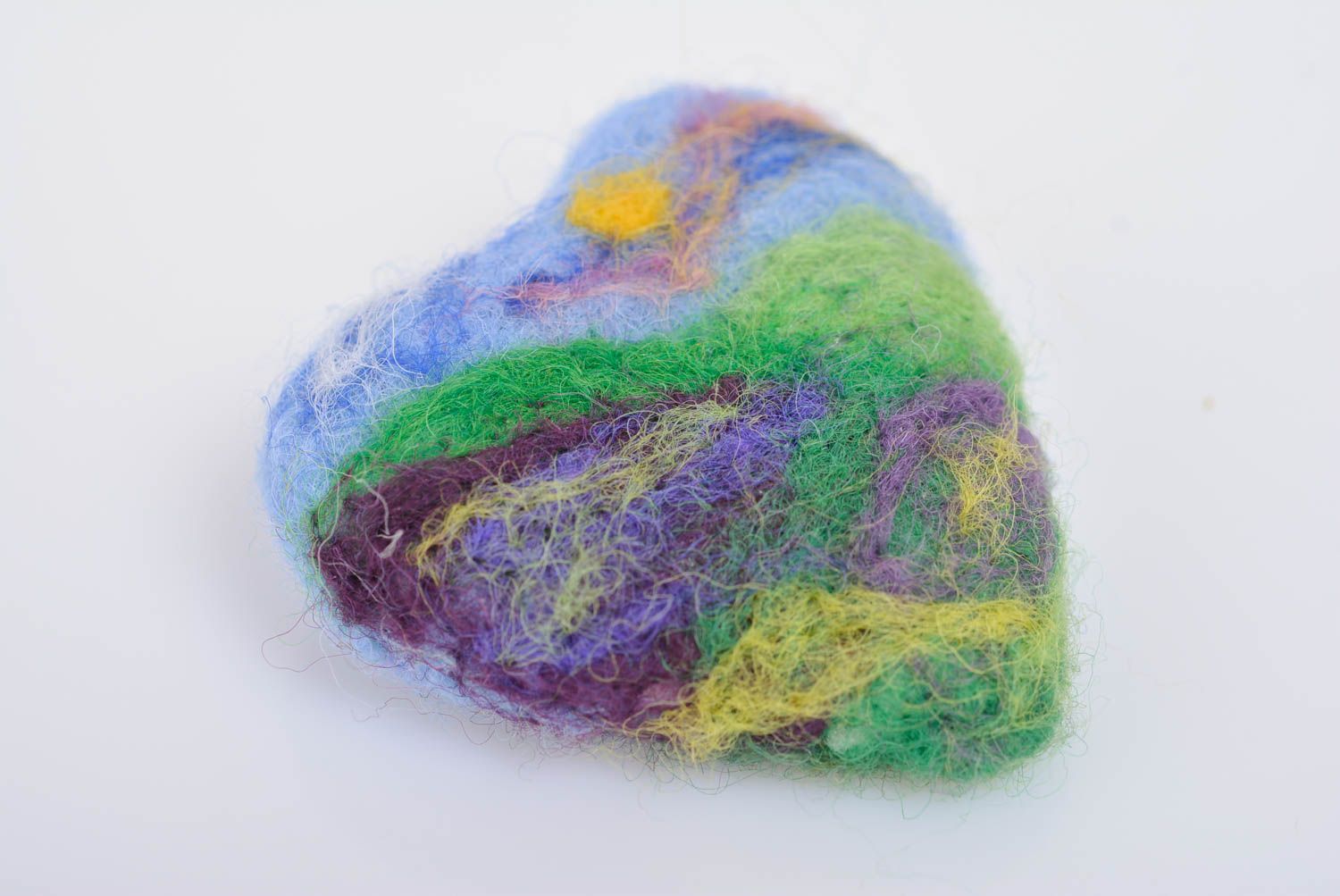 Broche coeur multicolore en laine feutrée faite main originale romantique photo 2