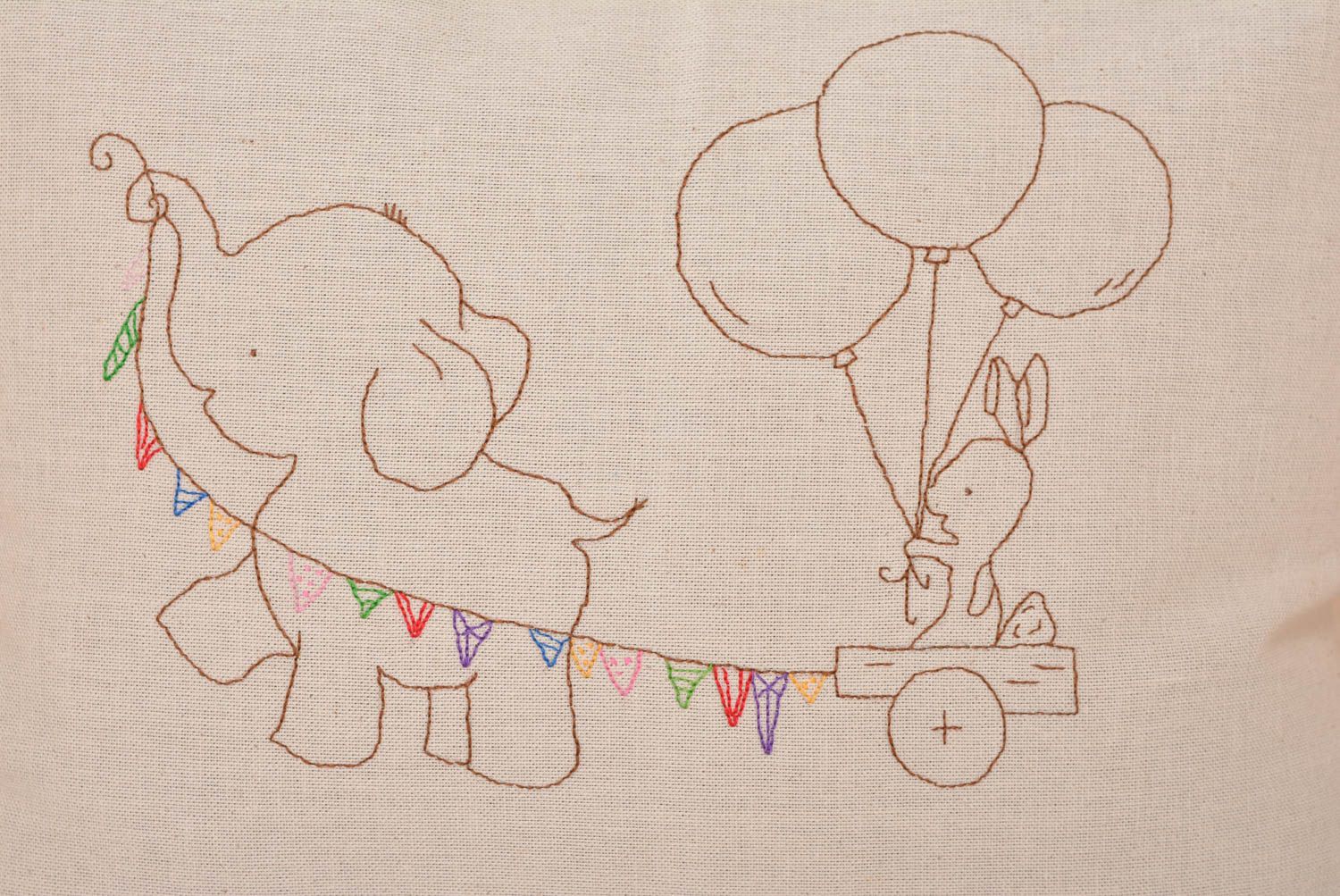 Lustiger bestickter Kissenbezug aus Leinen beige handgemacht Elefant und Hase foto 2