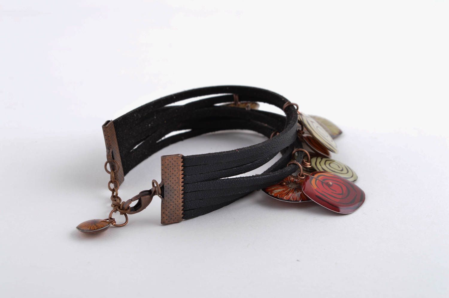 Bracelet en cuir fait main Bijou fantaisie noir Accessoire pour femme design photo 4