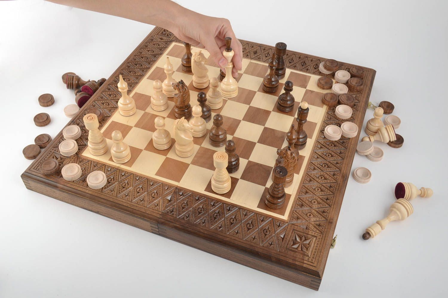 Настольная игра ручной работы доска для шахмат подарок мужчине с кубиками фото 5