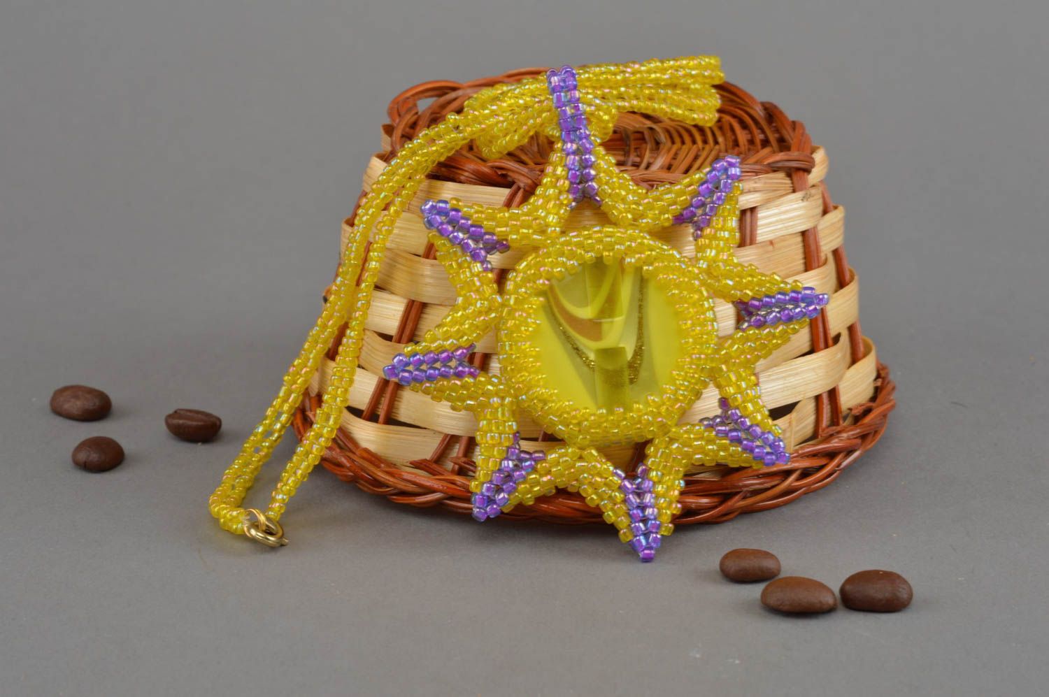 Collier en perles de rocaille avec grand pendentif étoile fait main jaune-mauve photo 1