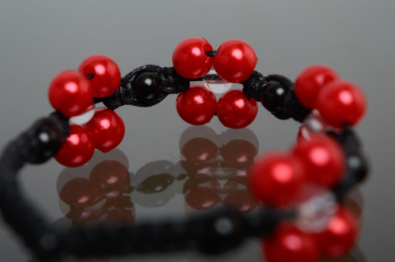 Черно-красный браслет в технике макраме с керамическими бусинами фото 2