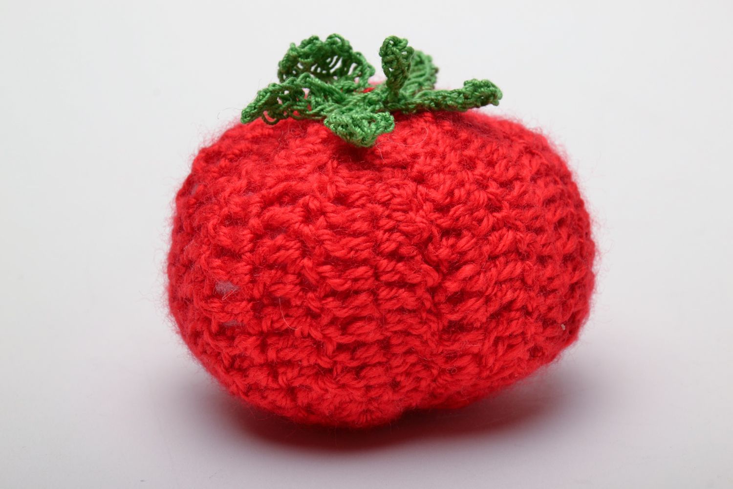 Peluche tomate tricotée au crochet rouge originale faite main pour enfant photo 4