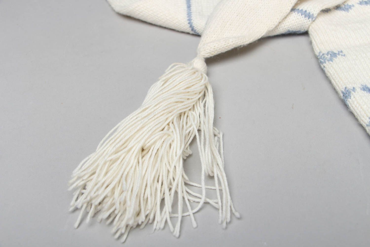 Weibliche handmade Mütze und Schal aus Wolle in Weiß foto 3