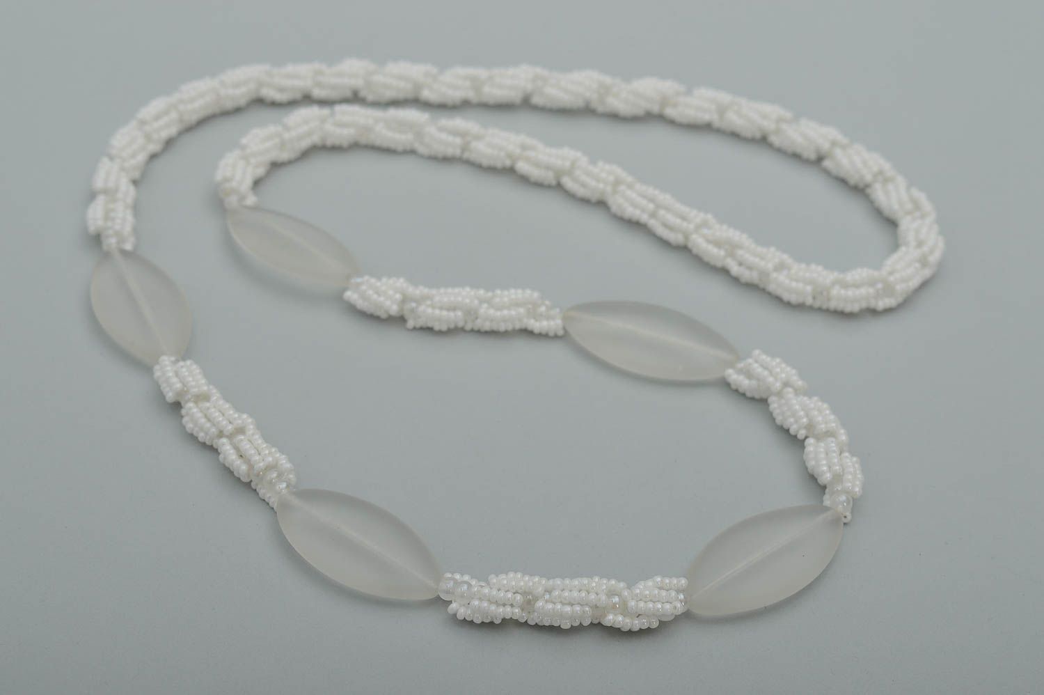 Collier perles de rocaille Bijou fait main blanc Accessoire pour femme photo 3
