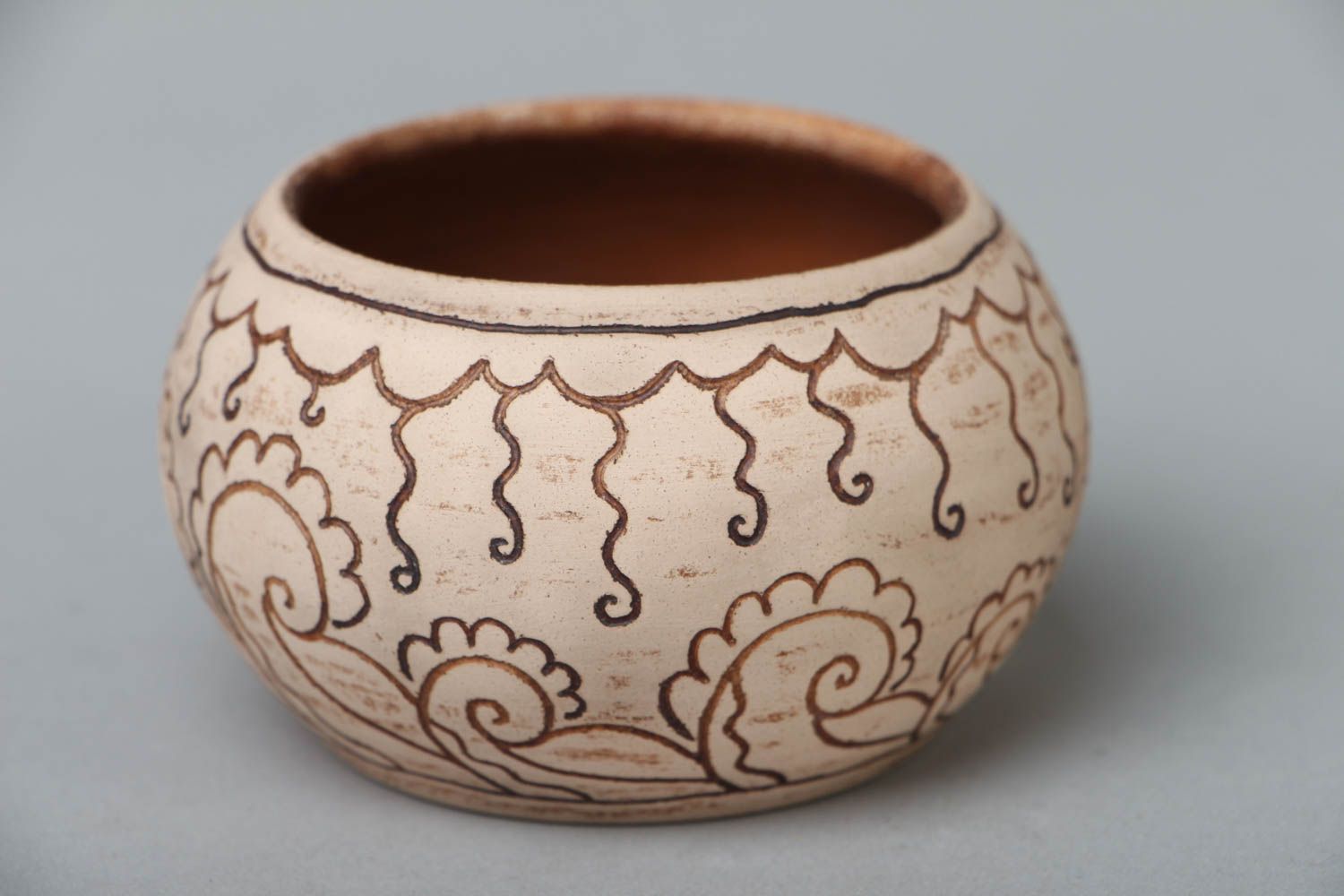 Salero de cerámica con ornamentos foto 1