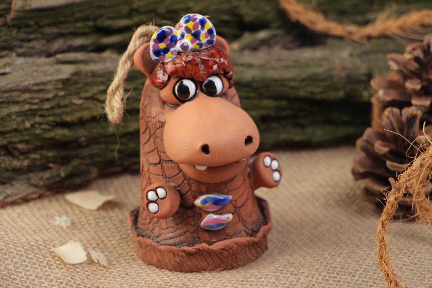 Petite clochette en céramique brune peinte faite main en forme d'hippo photo 1