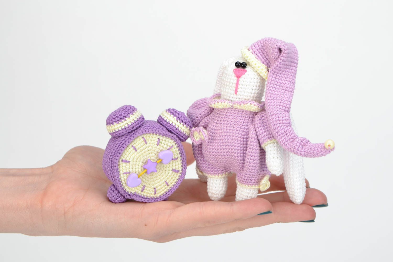 Petite peluche tricotée lilas faite main originale Lapin avec réveille-matin photo 2
