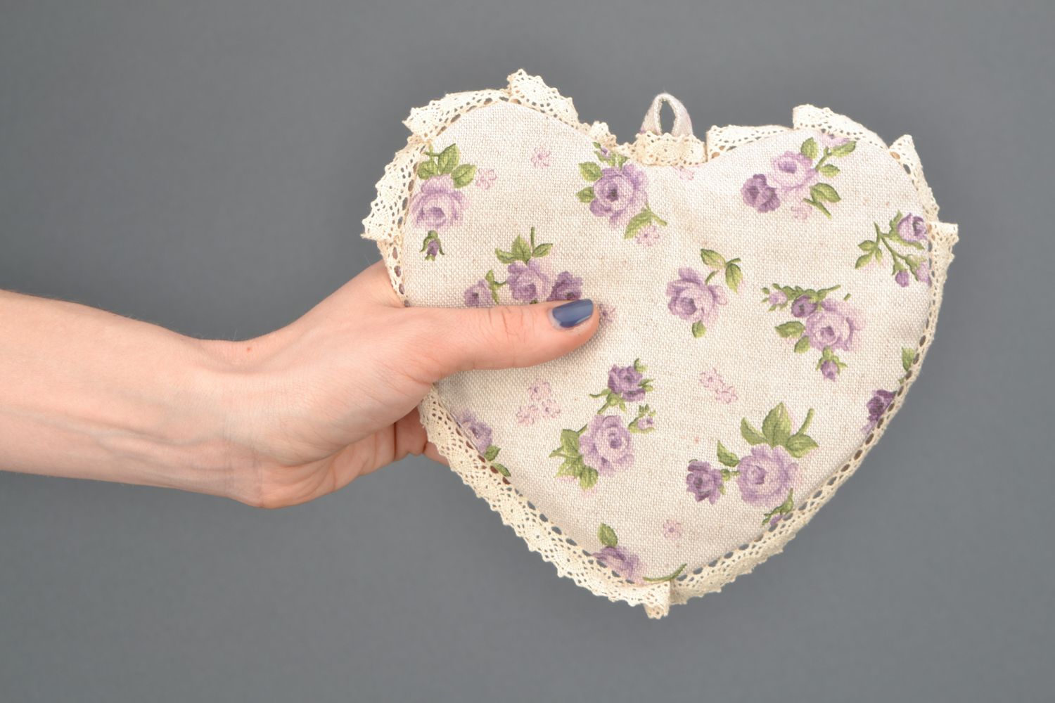 Manique coeur en coton et polyamide décorée de dentelle et motifs faite main photo 1