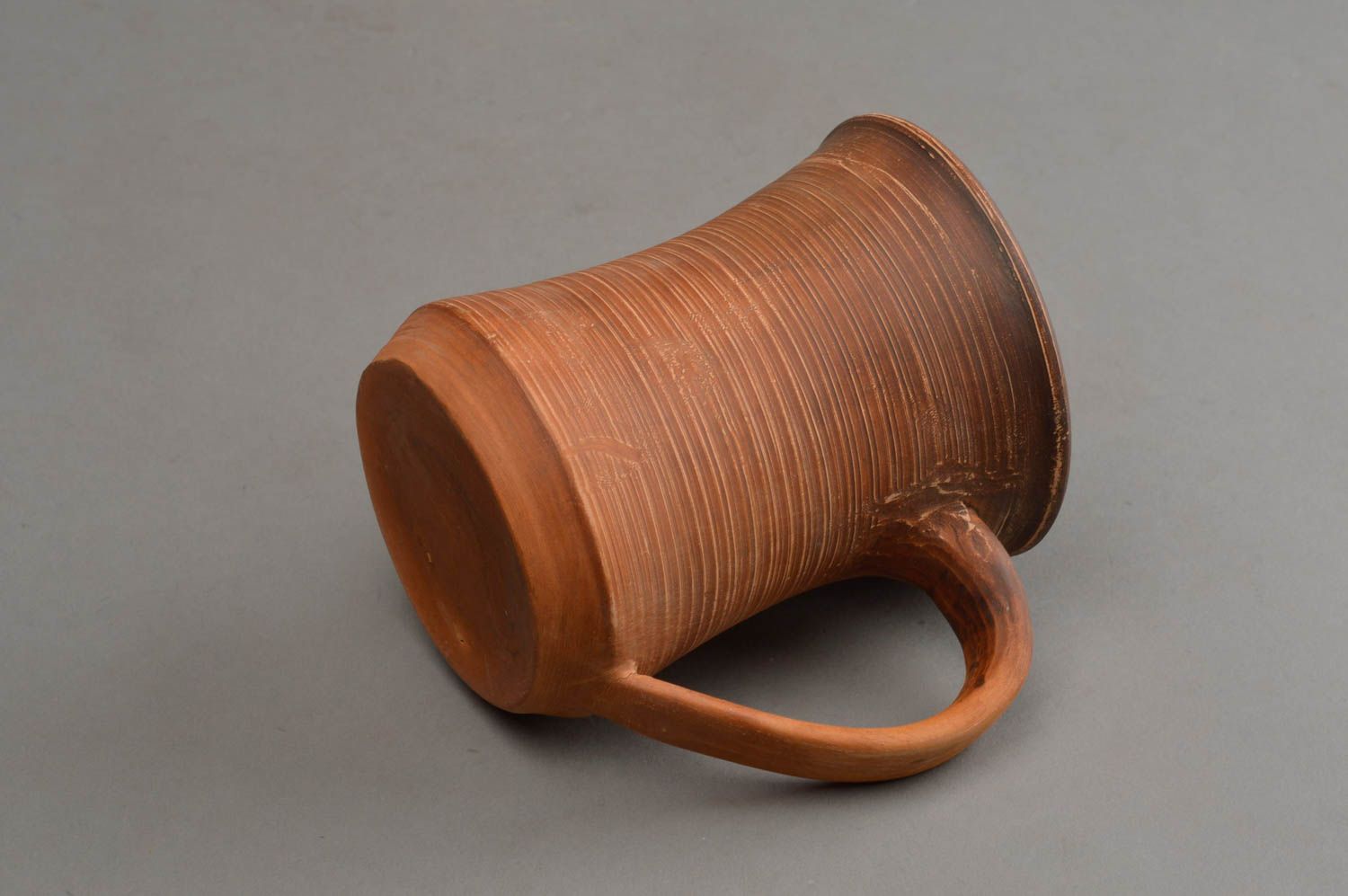 Глиняная чашка большая светло-коричневая ручной работы объемом 600 мл фото 4