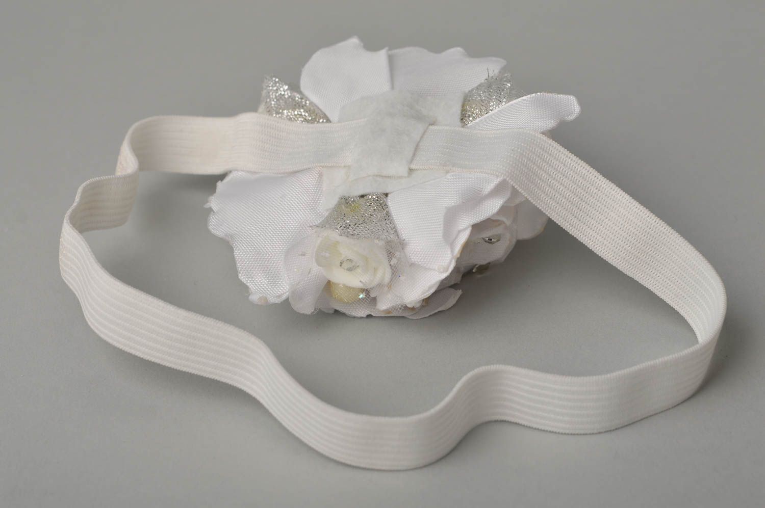 Bandeau avec fleurs fait main Accessoire cheveux blanc fin Cadeau pour fille photo 5