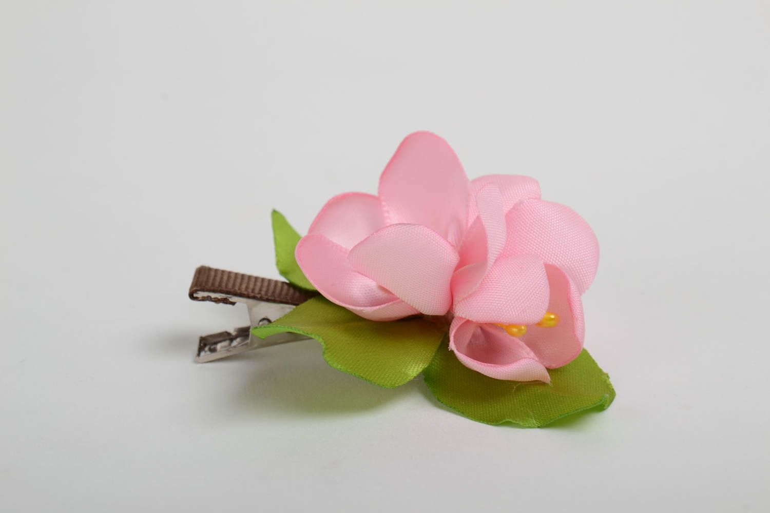 Заколка для волос с атласным цветком маленькая розовая красивая ручной работы фото 2