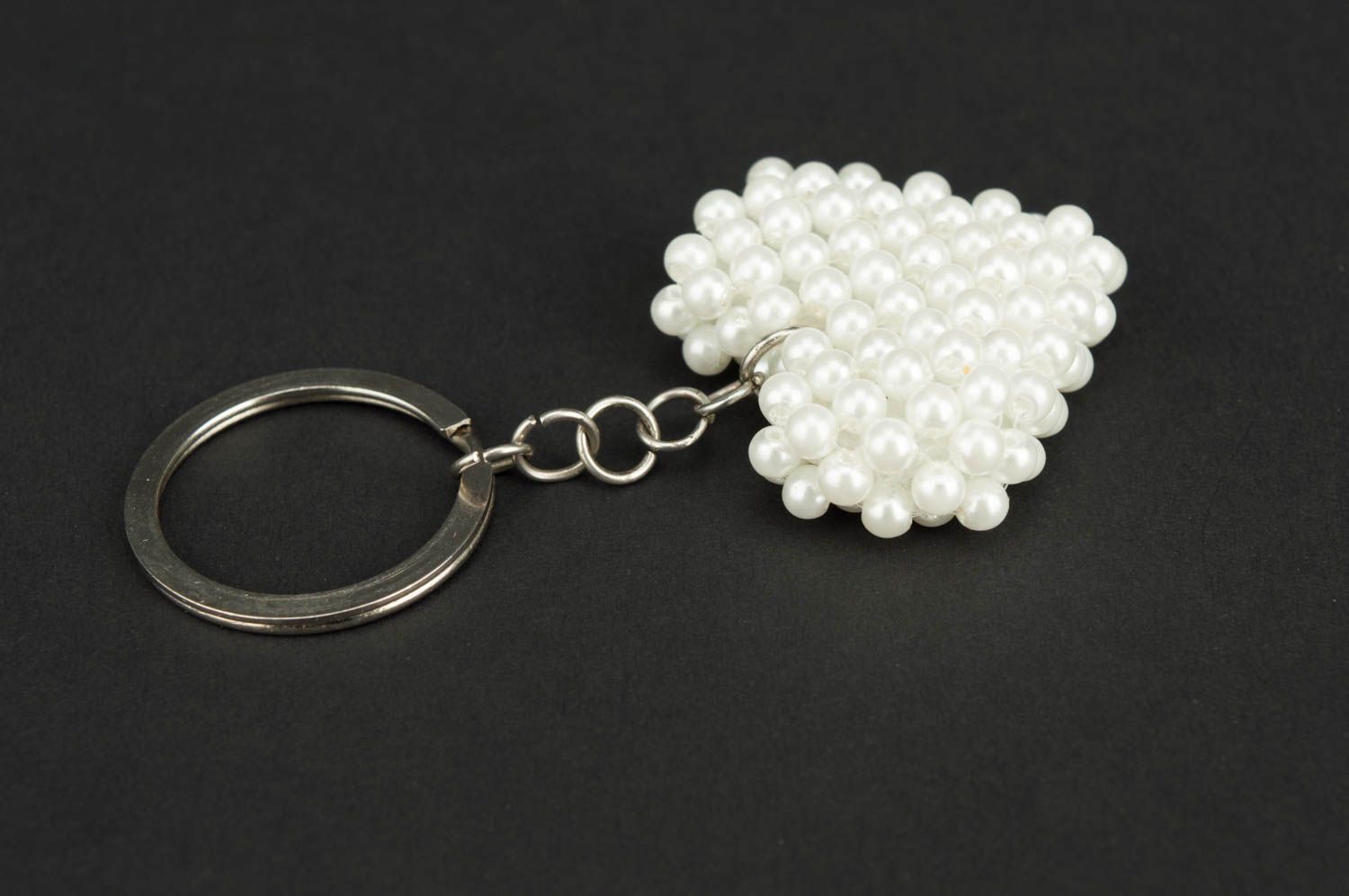 Porte-clefs coeur blanc fait main en perles de rocaille Accessoire design photo 4