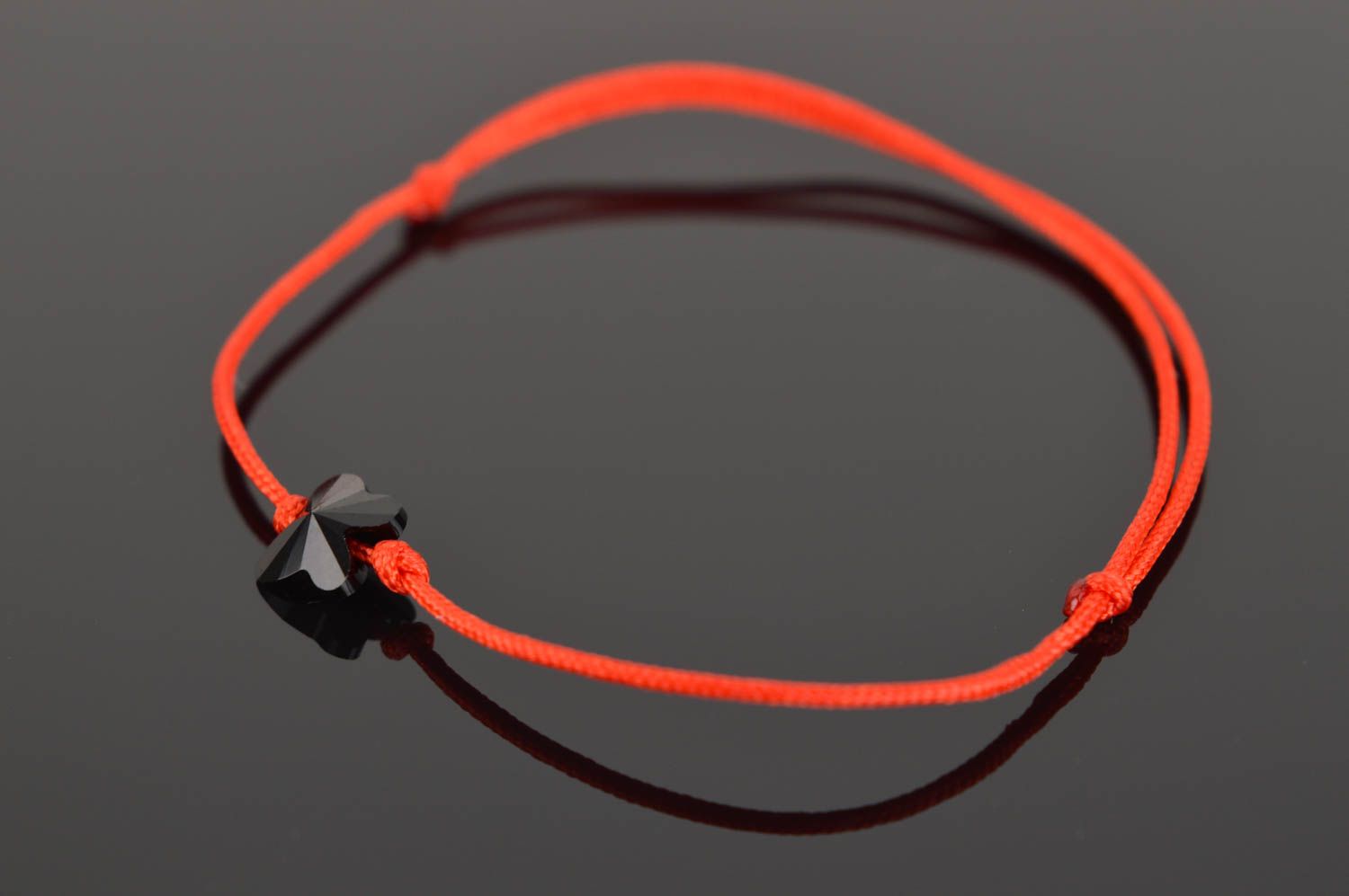 Bracelet fil rouge en soie fait main avec papillon noir Cadeau pour fille photo 1