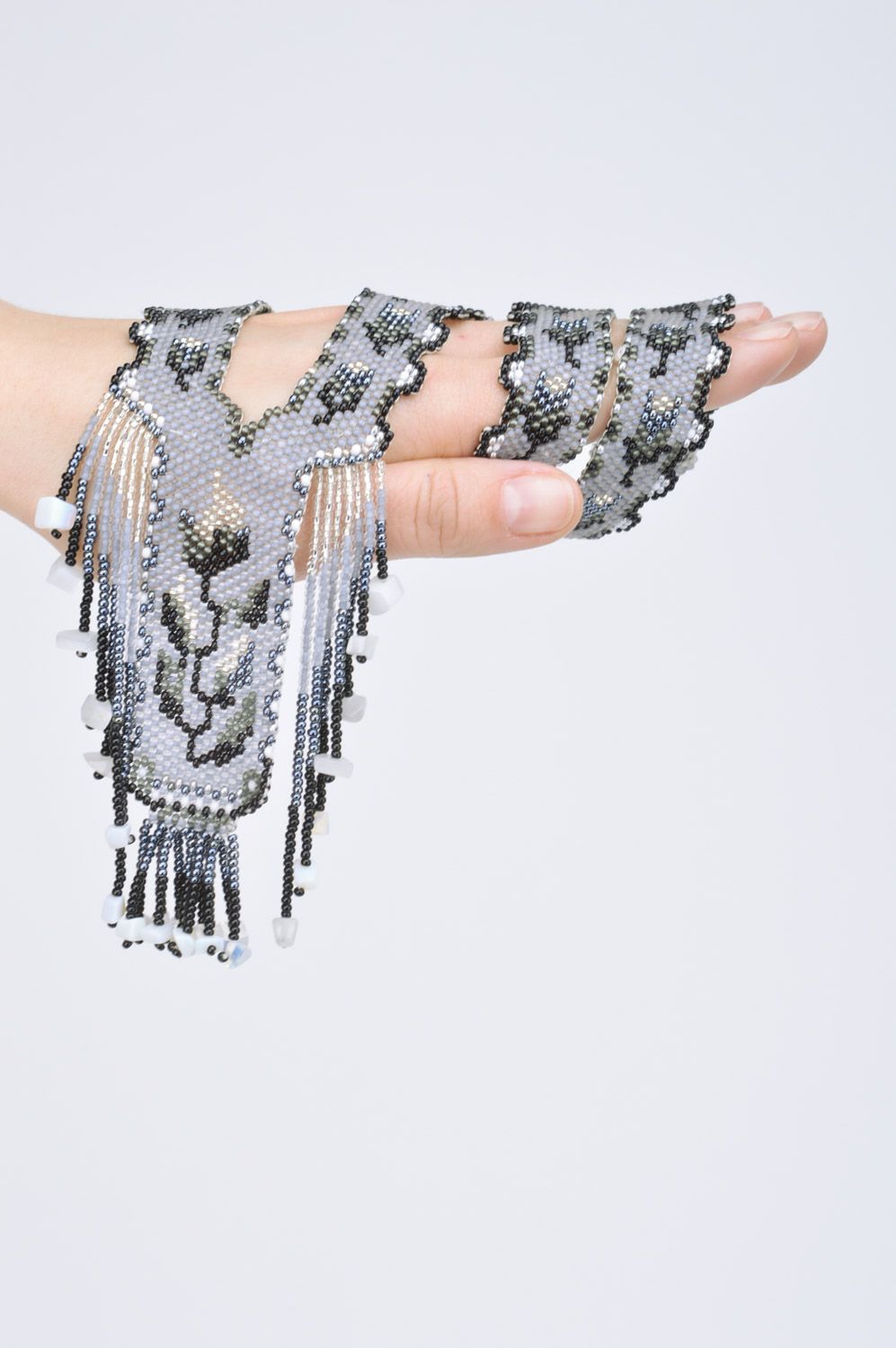 Collier gerdan en perles de rocailles gris long fait main style ethnique photo 3
