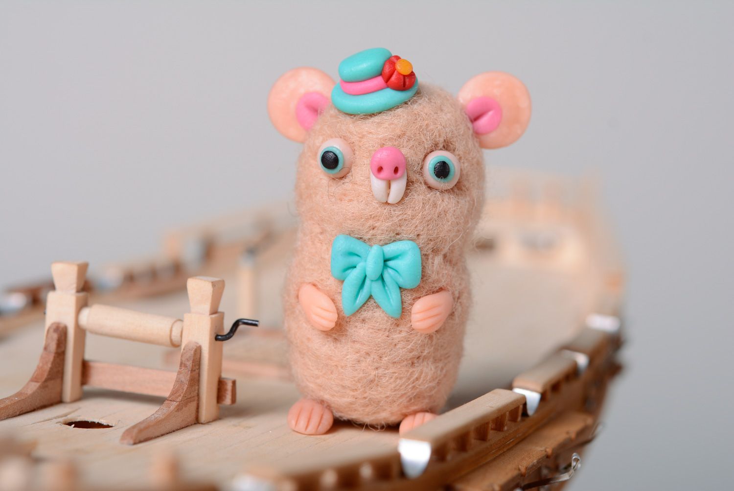 Petit jouet décoratif fait main original en laine technique de feutrage Souris photo 1