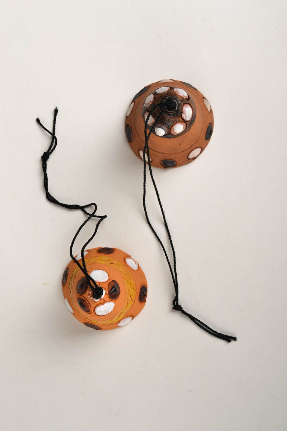 Глиняные игрушки ручной работы колокольчики из глины украшение для дома фото 5