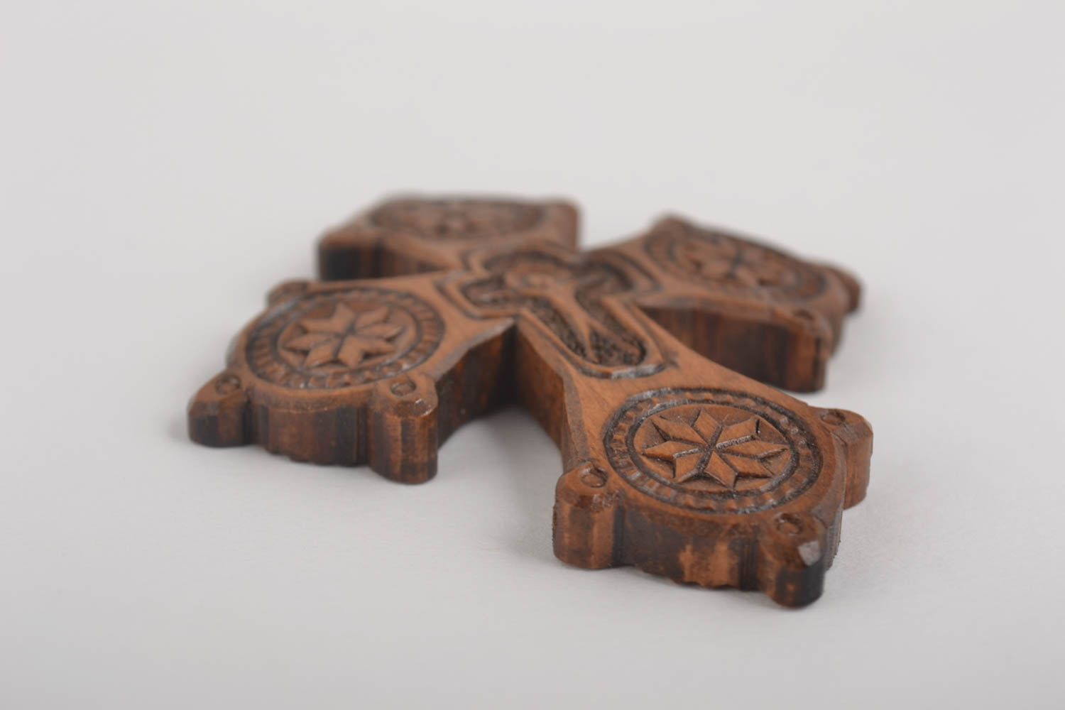Резной крест ручной работы деревянный крестик нательный крестик с распятием фото 4