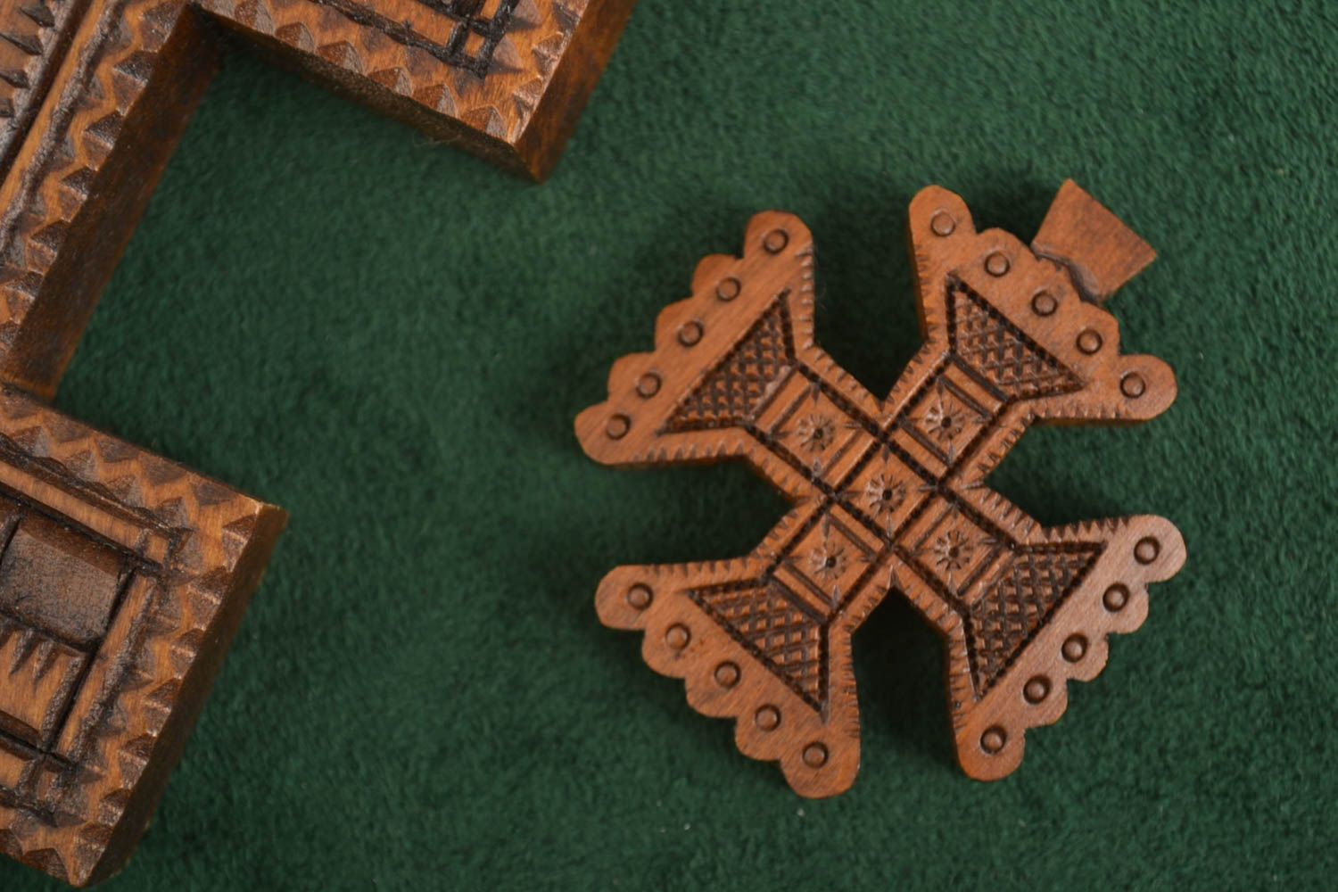 Croce di legno fatta a mano crocetta intagliata originale in legno simpatica foto 1