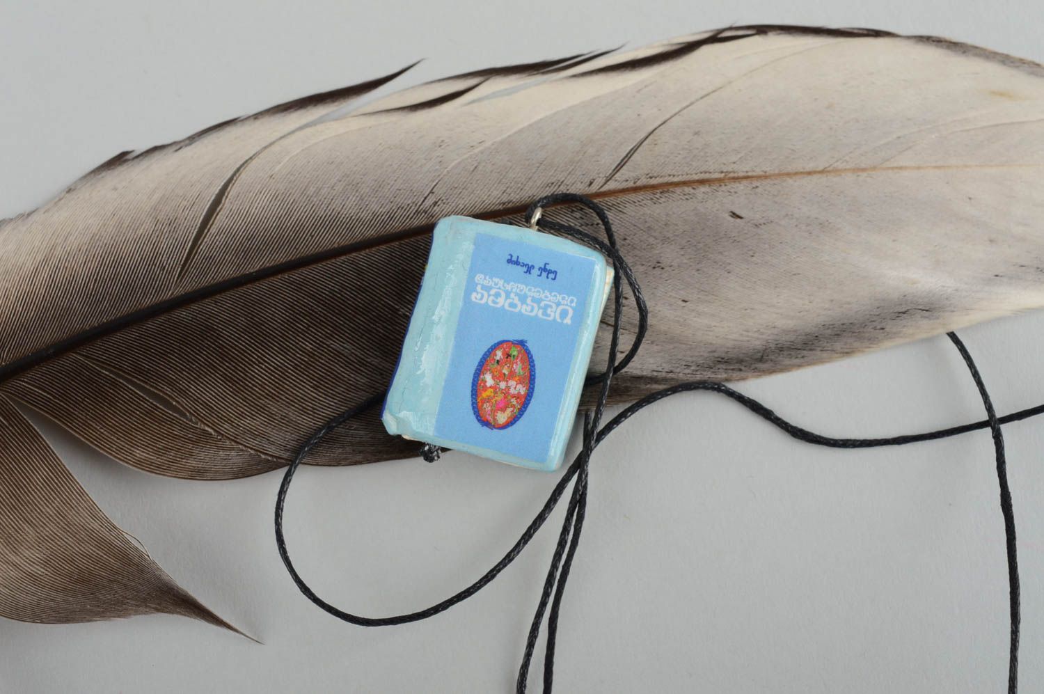 Pendentif céramique Bijou fait main Accessoire femme livre bleu ciel de créateur photo 1