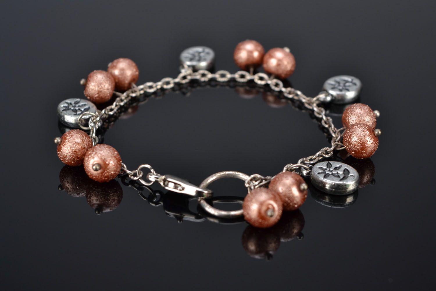Bracelet avec breloques en formes de perles fantaisie fait main photo 2