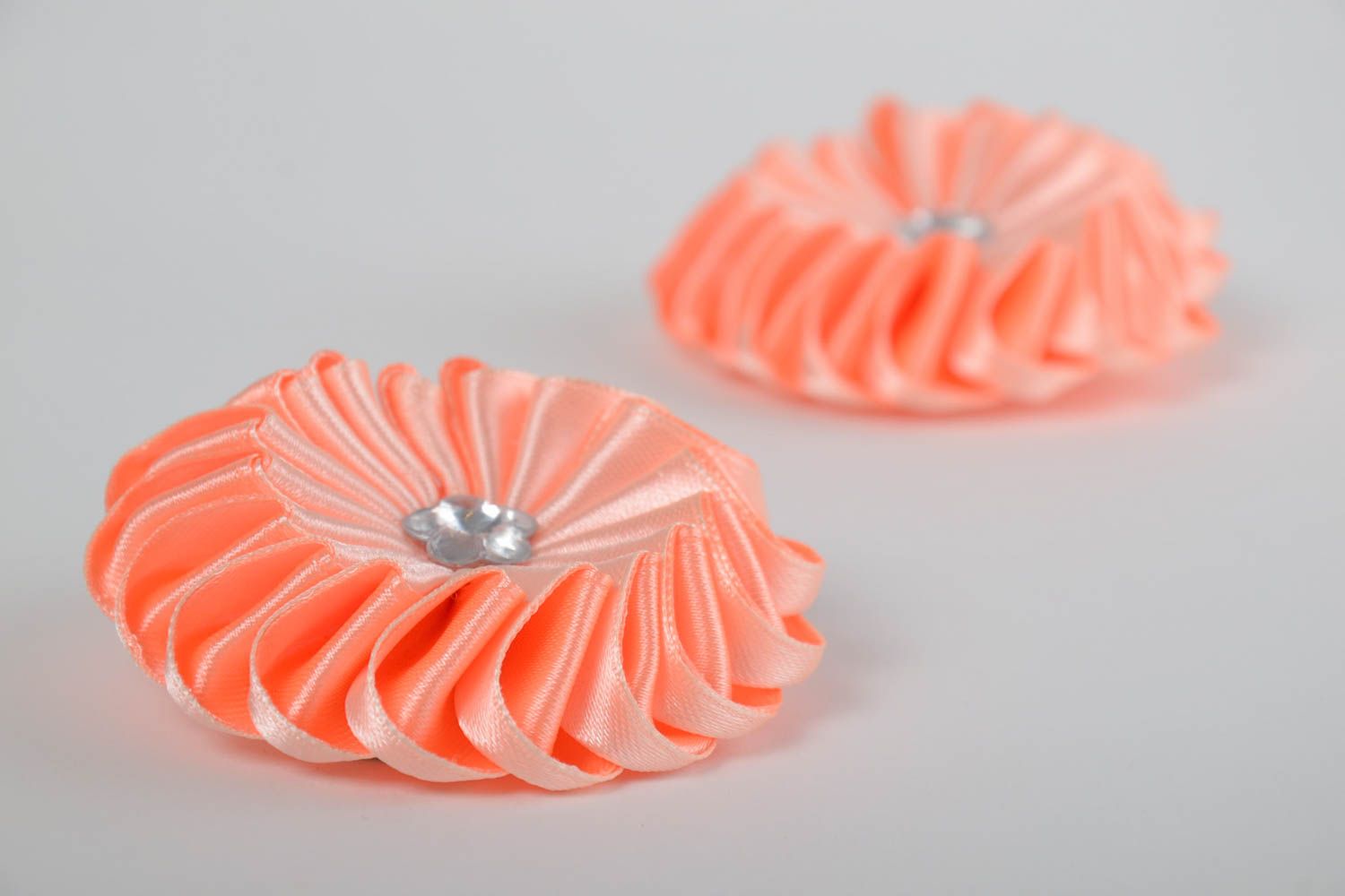 Orange handmade Blumen Haarklammern Set aus Atlasbändern 2 Stück für Kinder foto 4