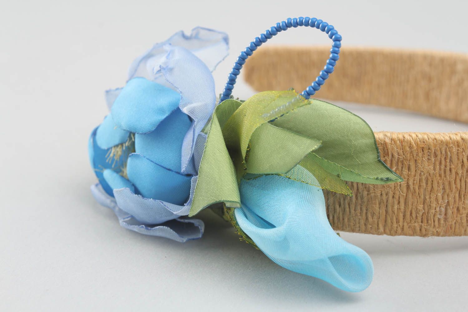 Aro de cabelo artesanal em uma base ampla de plástico com flor de tecido leve foto 2